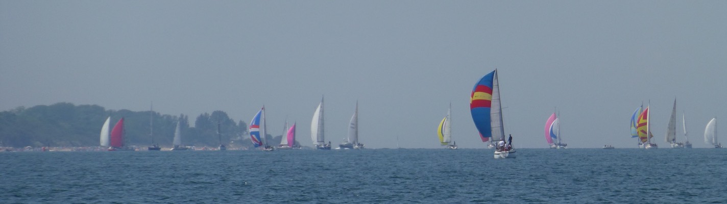 Bunte Segel vor Warnemünde